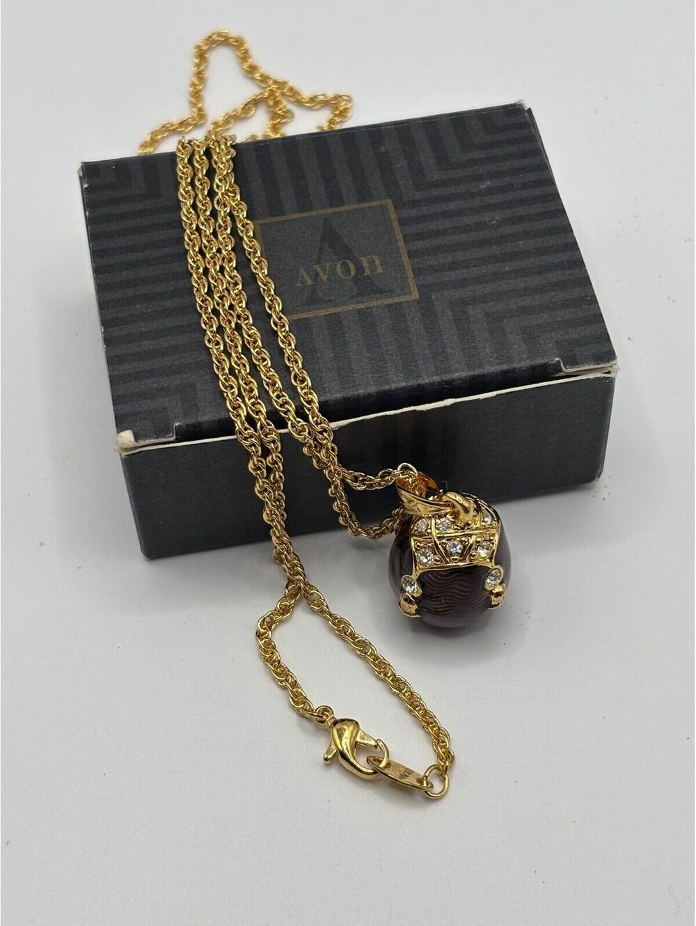 1995 Stamped Avon Splendor Pendant Gold Tone Chain